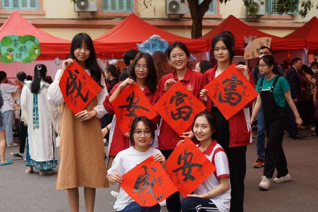 2023年4月21日，在越南河內(nèi)大學(xué)孔子學(xué)院，越南大學(xué)生展示漢字書(shū)法作品。新華社記者胡佳麗攝