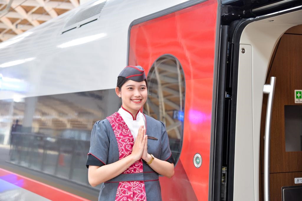 12月12日，乘務(wù)人員在印度尼西亞雅加達(dá)的哈利姆車(chē)站站臺(tái)歡迎乘坐雅萬(wàn)高鐵的乘客。新華社記者徐欽攝
