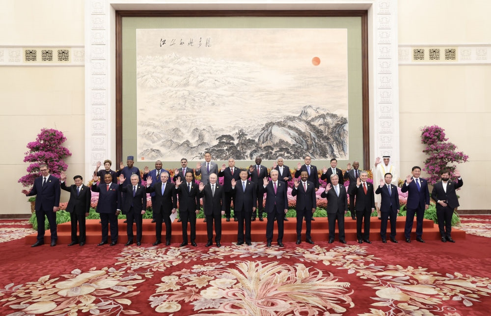 10月18日上午，國家主席習(xí)近平在北京人民大會堂出席第三屆“一帶一路”國際合作高峰論壇開幕式并發(fā)表題為《建設(shè)開放包容、互聯(lián)互通、共同發(fā)展的世界》的主旨演講。這是會前，習(xí)近平同出席高峰論壇的外國國家元首、政府首腦和國際組織負(fù)責(zé)人等國際貴賓集體合影。新華社記者 黃敬文 攝