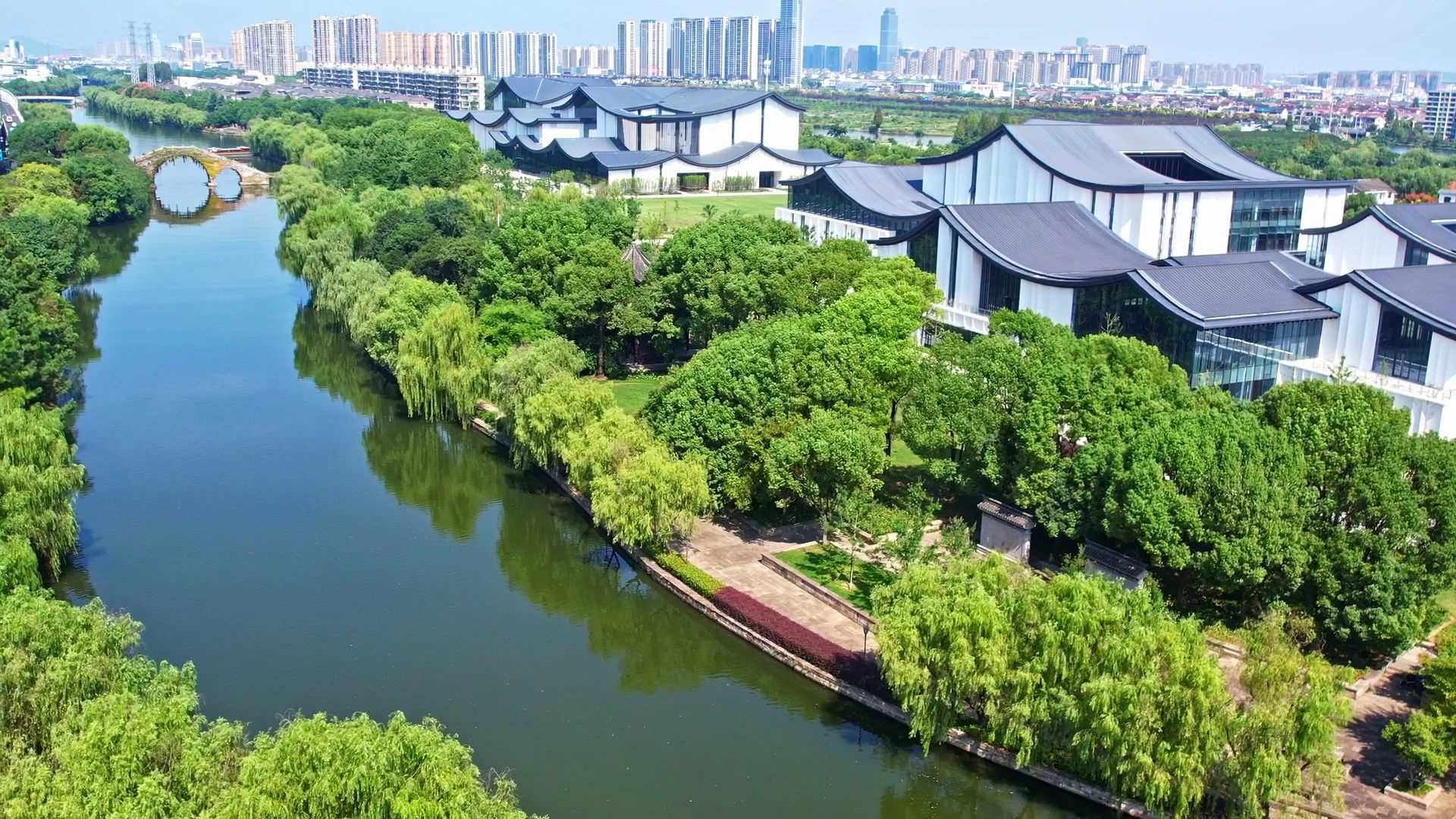 △浙東運河。今年9月20日，習(xí)近平總書記來到浙東運河文化園考察，強調(diào)“大運河文化是中國優(yōu)秀傳統(tǒng)文化的重要組成部分，要在保護、傳承、利用上下功夫，讓古老大運河煥發(fā)時代新風(fēng)貌”。