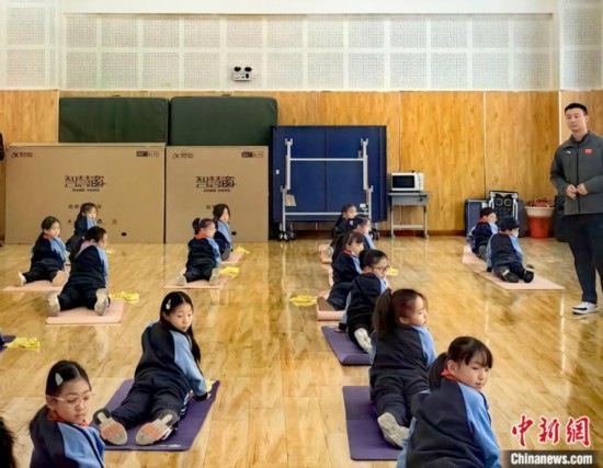 逸陽文思學(xué)校學(xué)生正在進(jìn)行運(yùn)動(dòng)恢復(fù)矯正訓(xùn)練。<a target='_blank' href='/' ><p align=