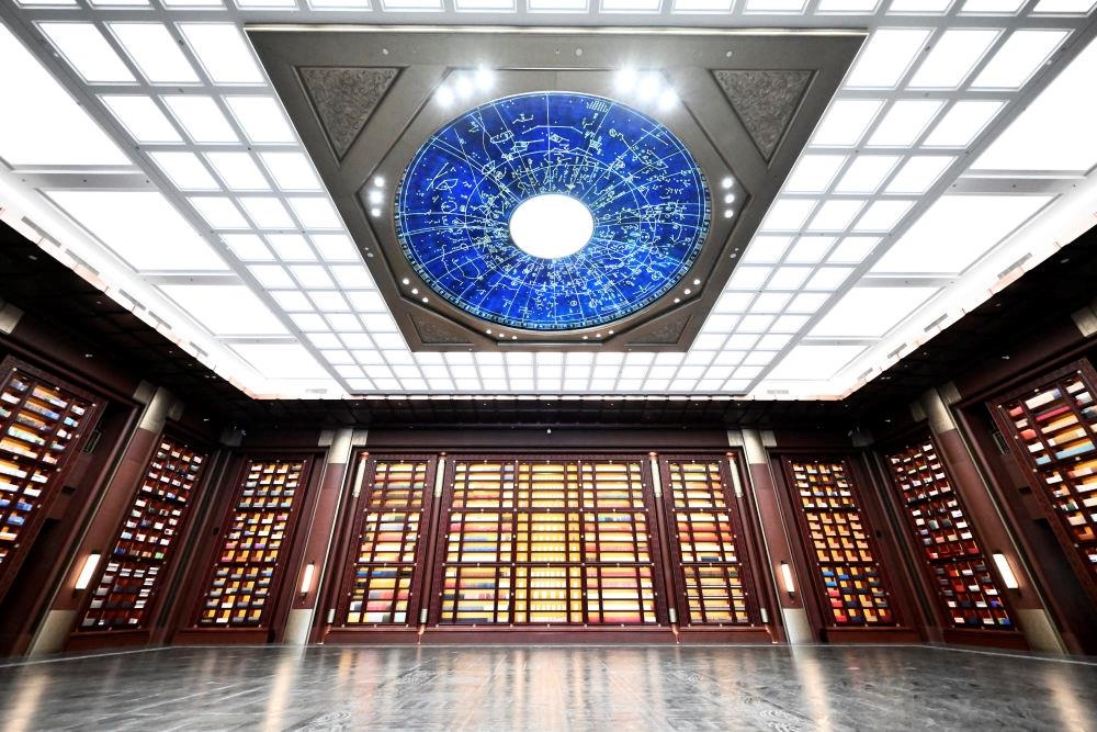 △中國國家版本館中央總館“文瀚閣”內(nèi)景。星空穹頂上是一幅宋代石刻天文圖，傳遞著“文瀚閣”的寓意：中華文明如星空般浩瀚璀璨。