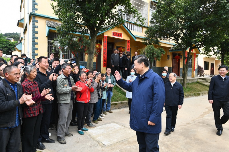 2021年4月25日，習(xí)近平總書記在廣西桂林市全州縣才灣鎮(zhèn)毛竹山村考察時(shí)，同鄉(xiāng)親們親切交流。新華社記者 謝環(huán)馳 攝