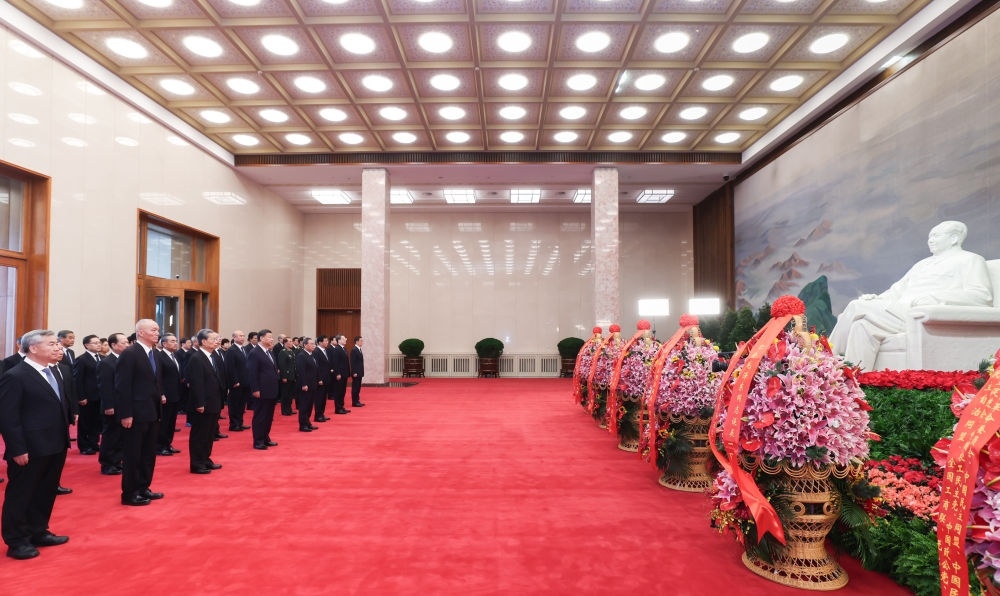 12月26日，中共中央在北京人民大會堂舉行紀念毛澤東同志誕辰130周年座談會。座談會前，習近平、李強、趙樂際、王滬寧、蔡奇、丁薛祥、李希、韓正等領導同志來到毛主席紀念堂瞻仰毛澤東同志遺容。