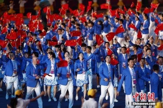 資料圖：9月23日，杭州第19屆亞運(yùn)會(huì)開幕式舉行。中國(guó)代表團(tuán)身著星辰藍(lán)禮服驚艷亮相。<a target='_blank' href='/'><p align=
