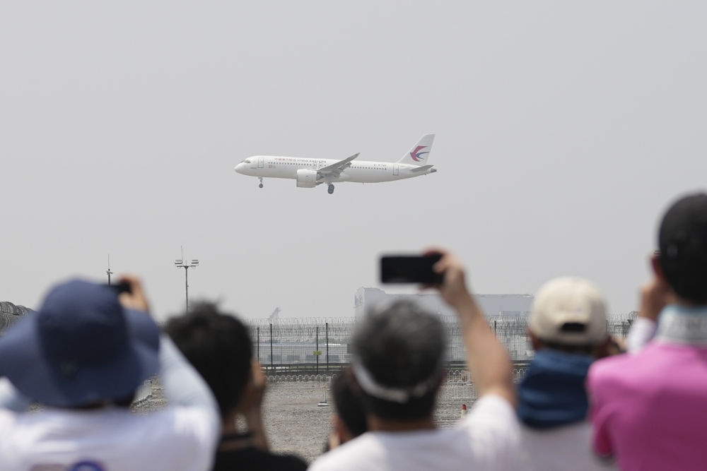 2023年5月28日，C919首個商業(yè)航班東航MU9191飛抵北京首都國際機(jī)場。新華社記者 鞠煥宗 攝