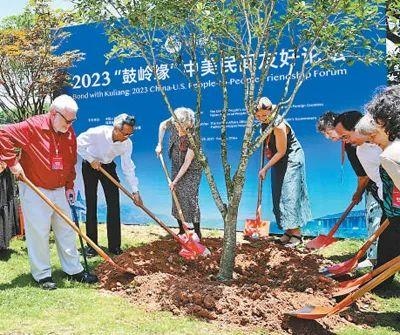 6月，2023“鼓嶺緣”中美民間友好論壇在福建省福州市舉辦。圖為出席“鼓嶺之友”座談會(huì)的中美各界人士在鼓嶺共同植樹留念。