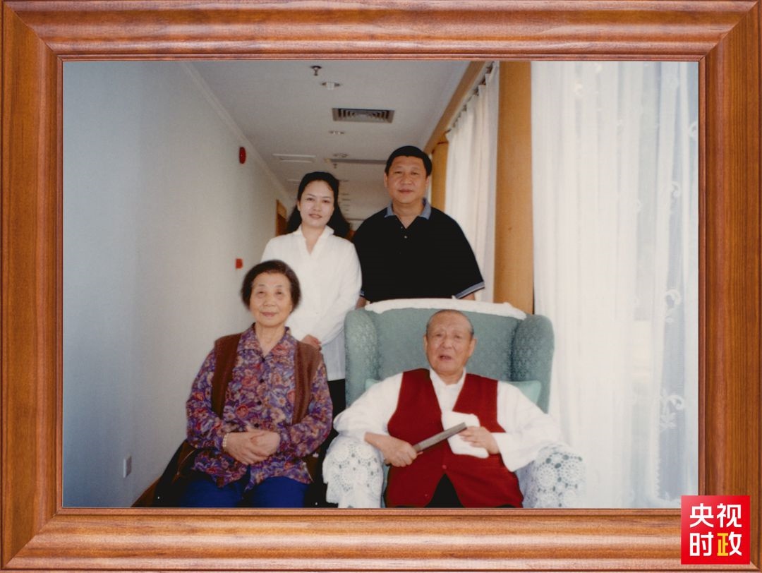 △這是習近平夫婦同父親習仲勛、母親齊心的合影。這張照片第一次出現(xiàn)在他的書架上。
