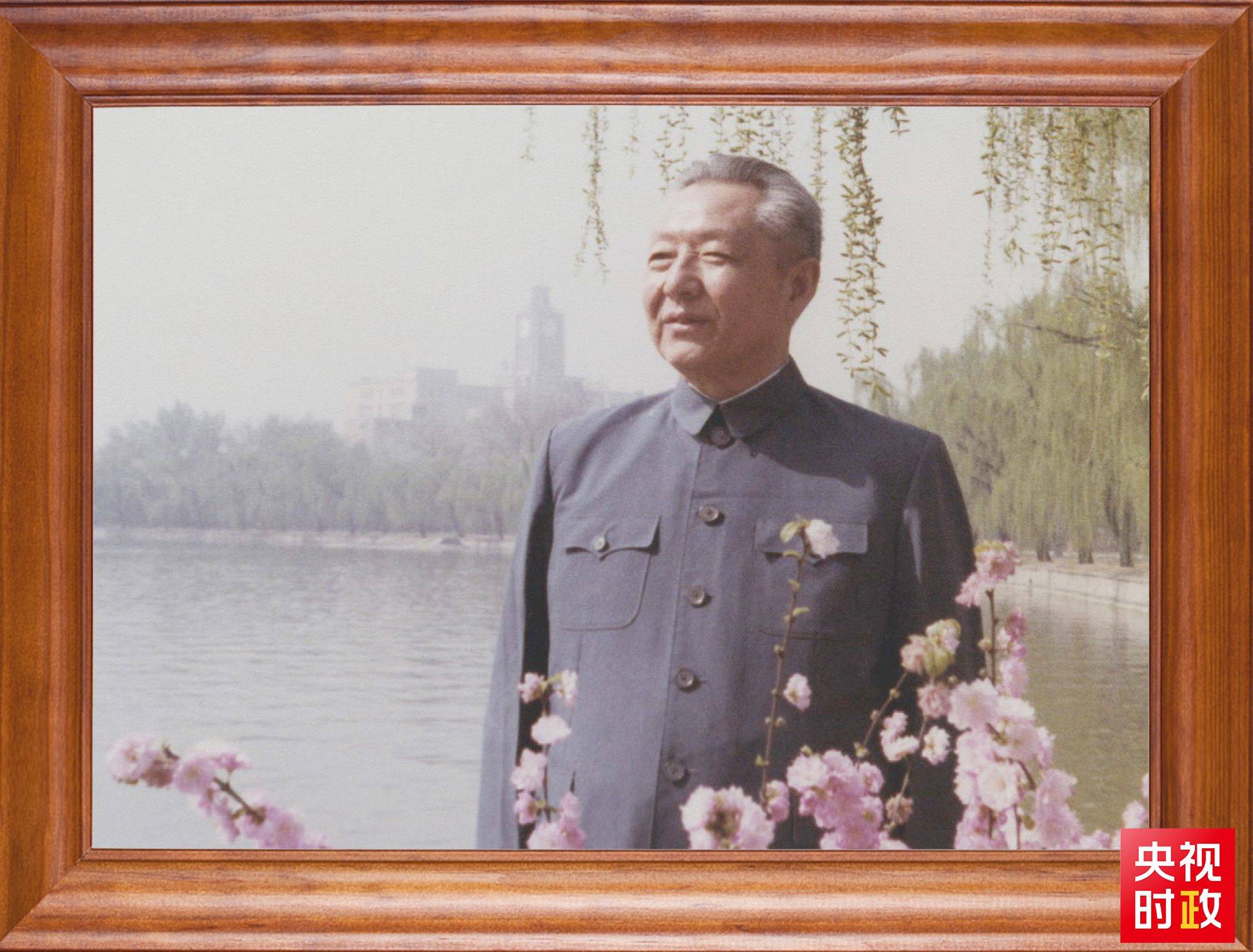 △這是習近平父親習仲勛同志的照片。2023年10月15日，是習仲勛同志誕辰110周年紀念日。這張照片第一次出現(xiàn)在他的書架上。