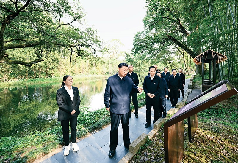 2023年10月10日至13日，中共中央總書記、國家主席、中央軍委主席習(xí)近平在江西考察。這是11日下午，習(xí)近平在上饒市婺源縣秋口鎮(zhèn)王村石門自然村考察時，了解饒河源國家濕地公園和極度瀕危鳥類藍(lán)冠噪鹛保護等情況。 新華社記者 謝環(huán)馳/攝