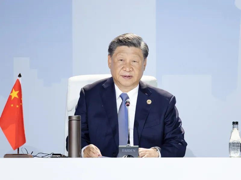 當(dāng)?shù)貢r(shí)間8月24日，習(xí)近平主席在南非約翰內(nèi)斯堡出席金磚國(guó)家領(lǐng)導(dǎo)人第十五次會(huì)晤特別記者會(huì)。