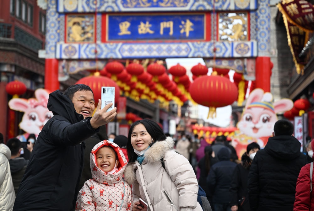2023年1月26日，農(nóng)歷大年初五，游客在天津古文化街留影。新華社記者 趙子碩 攝