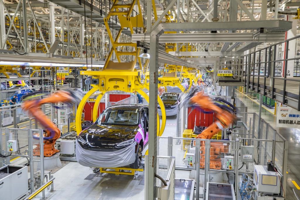 這是2023年8月29日拍攝的賽力斯汽車有限公司兩江智慧工廠作業(yè)現(xiàn)場(chǎng)。新華社記者 黃偉 攝