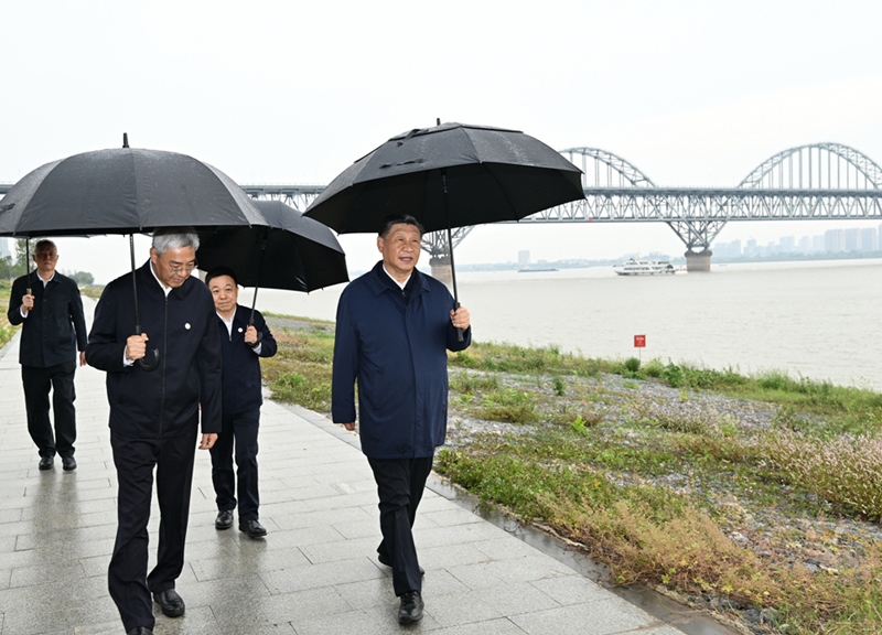 2023年10月10日，習(xí)近平在長江國家文化公園九江城區(qū)段考察時，冒雨沿江堤步行察看沿岸風(fēng)貌。