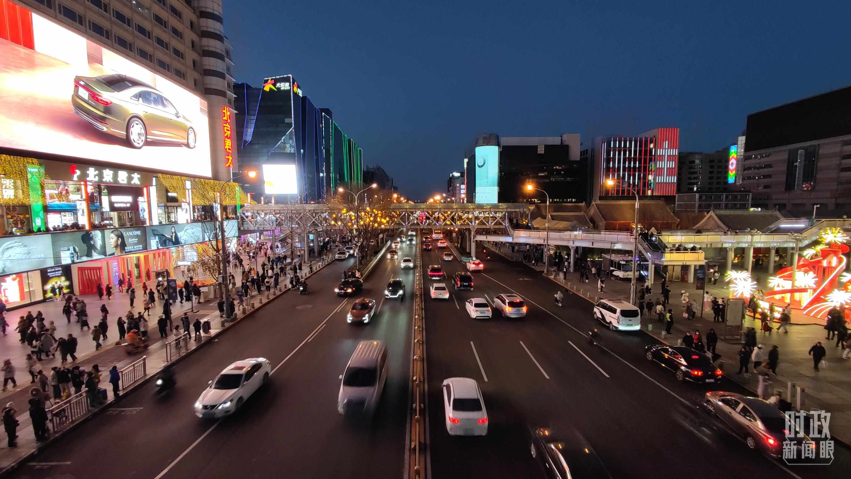 △2023年12月31日，北京西單商業(yè)街區(qū)。（總臺央視記者薛冠南拍攝）