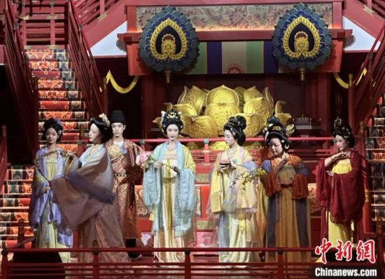 2023年12月31日晚間，在長安十二時(shí)辰主題街區(qū)進(jìn)行的漢服表演。 中新社記者 張一辰 攝