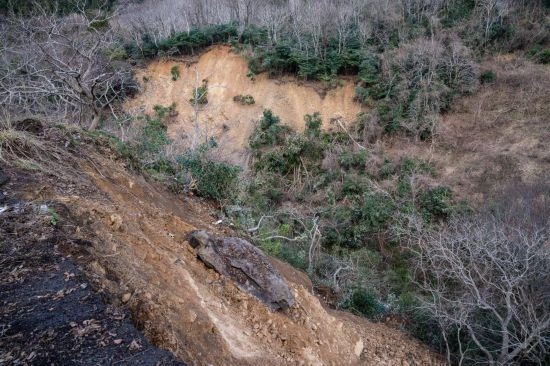  1月2日，在日本石川縣羽咋郡，地震引起山體滑坡。新華社記者張笑宇攝