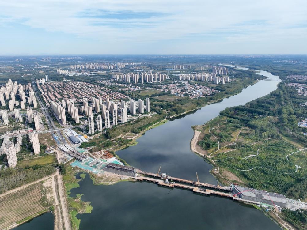 2023年10月拍攝的跨潮白河大橋施工現(xiàn)場。 新華社記者 邢廣利 攝