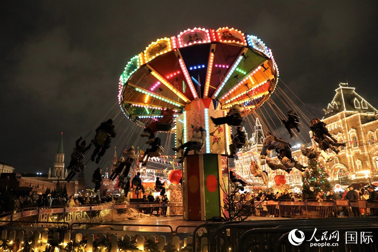 位于莫斯科紅場中央的“古姆”新年集市。人民網(wǎng)記者 隋鑫攝