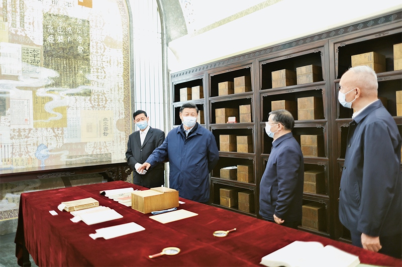 2023年6月1日，習(xí)近平總書記在中國(guó)國(guó)家版本館考察時(shí)，在蘭臺(tái)洞庫了解館藏精品版本保存情況。