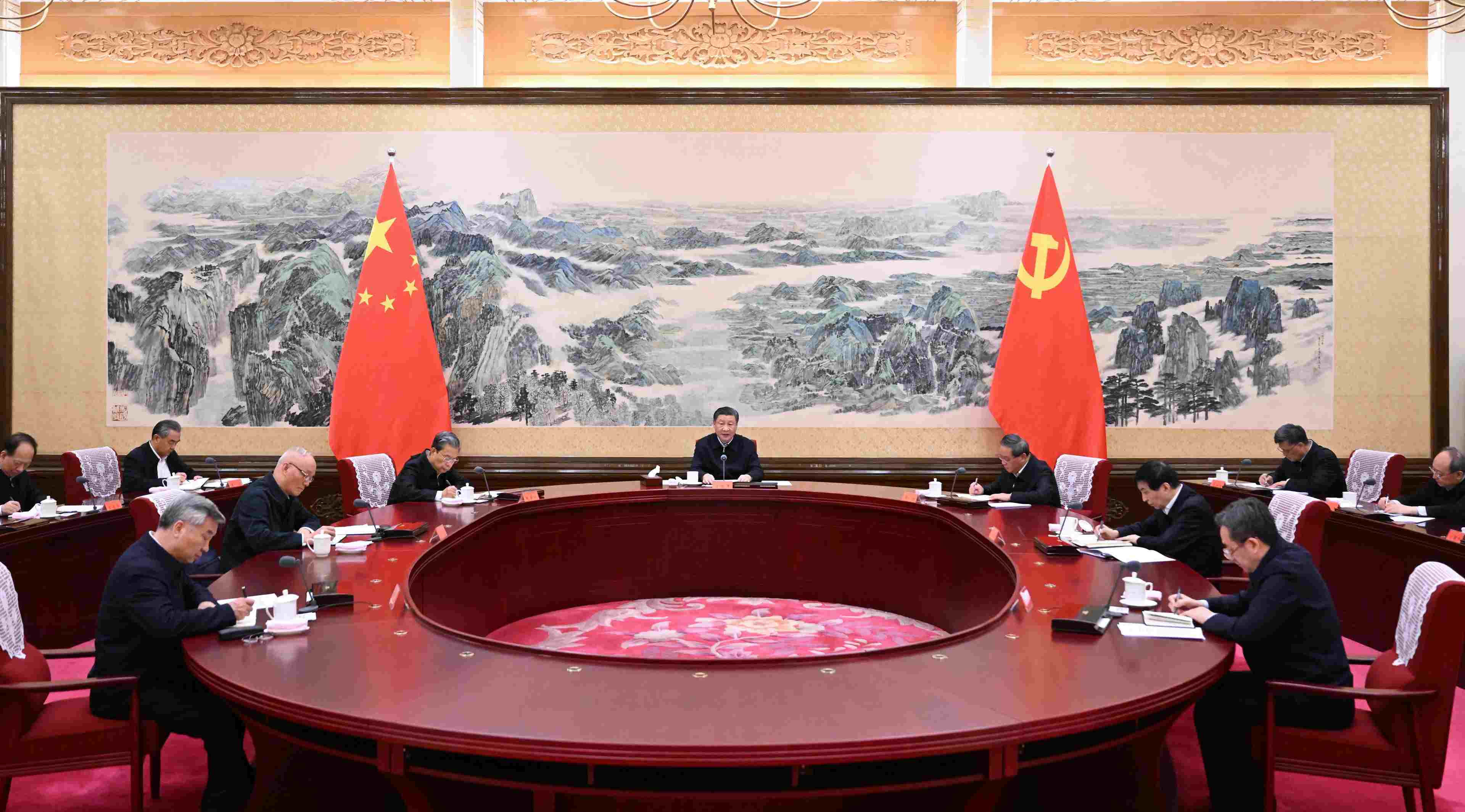 2023年12月21日至22日，中共中央政治局召開學(xué)習(xí)貫徹習(xí)近平新時(shí)代中國(guó)特色社會(huì)主義思想主題教育專題民主生活會(huì)，中共中央總書記習(xí)近平主持會(huì)議并發(fā)表重要講話。