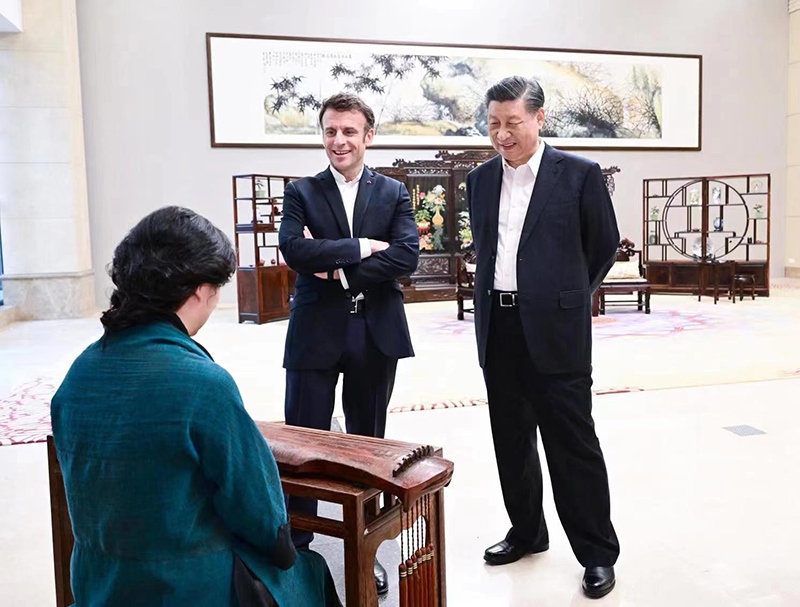 2023年4月7日，習(xí)近平主席在廣東省廣州市松園同法國(guó)總統(tǒng)馬克龍舉行非正式會(huì)晤。這是兩國(guó)元首在白云廳欣賞古琴演奏。