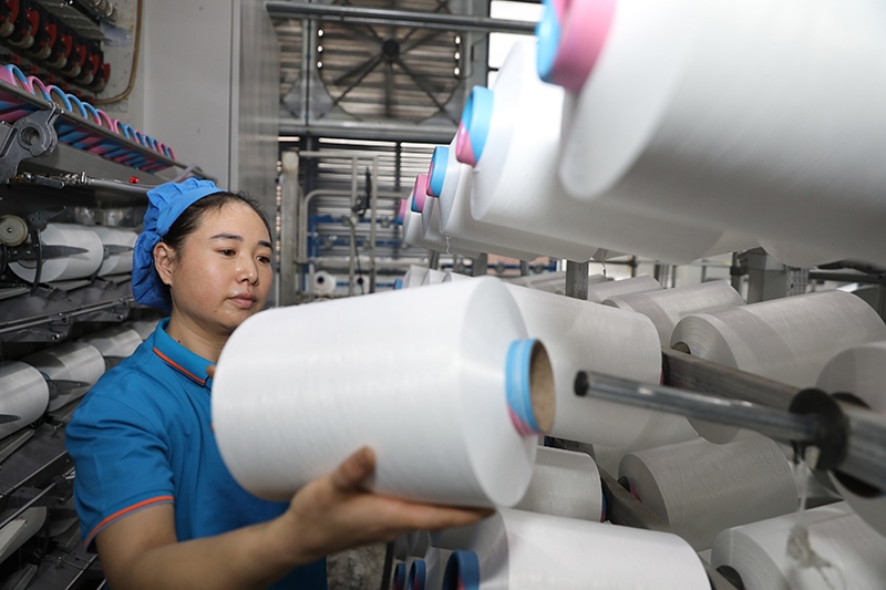 1月2日，江蘇省淮安市洪澤區(qū)一紡織企業(yè)生產車間開工生產，趕制訂單。