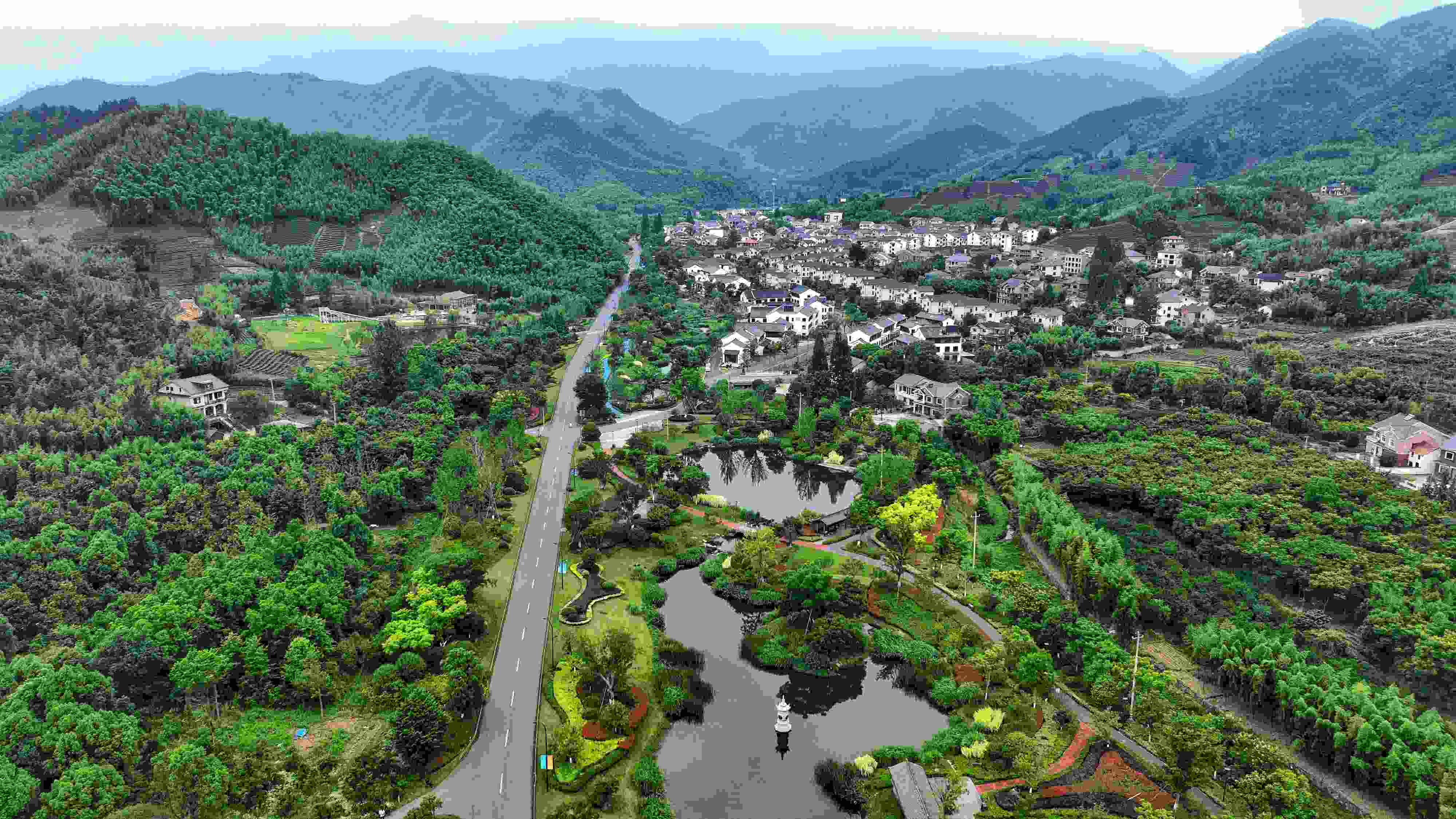 2023年6月6日，杭州余杭區(qū)徑山鎮(zhèn)鄉(xiāng)村，生態(tài)碧水、沿路花海與村莊農(nóng)房相映成趣，構(gòu)成一幅美麗的山水田園畫。