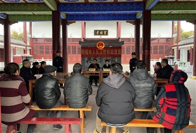  圖③：庭審在謝氏祠堂內(nèi)進(jìn)行。