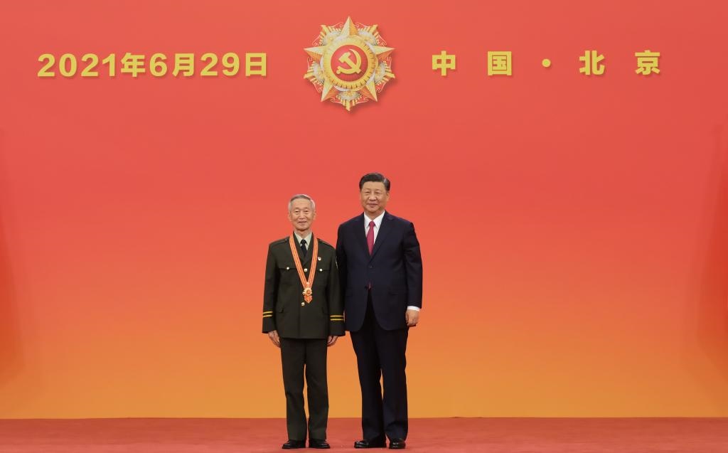 2021年6月29日，習(xí)近平總書記向“七一勛章”獲得者崔道植頒授勛章。新華社記者 李學(xué)仁 攝