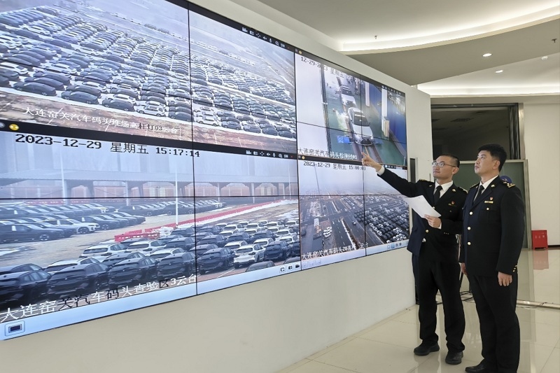 海關關員視頻巡查出口汽車場地。李進攝