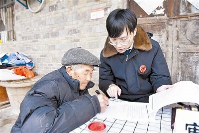  圖③：當事人簽署調(diào)解協(xié)議。
