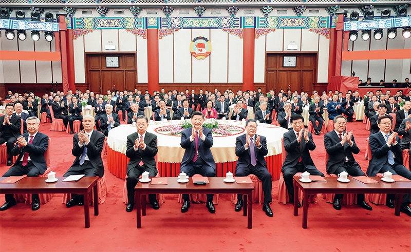 2023年12月29日，全國政協(xié)在北京舉行新年茶話會。黨和國家領(lǐng)導(dǎo)人習(xí)近平、李強、趙樂際、王滬寧、蔡奇、丁薛祥、李希、韓正出席茶話會并觀看演出。 新華社記者 鞠鵬/攝