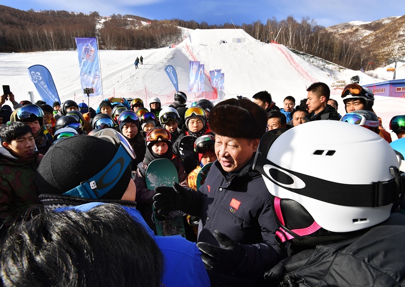 2017年1月23日，習(xí)近平總書記在云頂滑雪場(chǎng)同正在集訓(xùn)的國(guó)家滑雪隊(duì)運(yùn)動(dòng)員及滑雪愛好者親切交談。