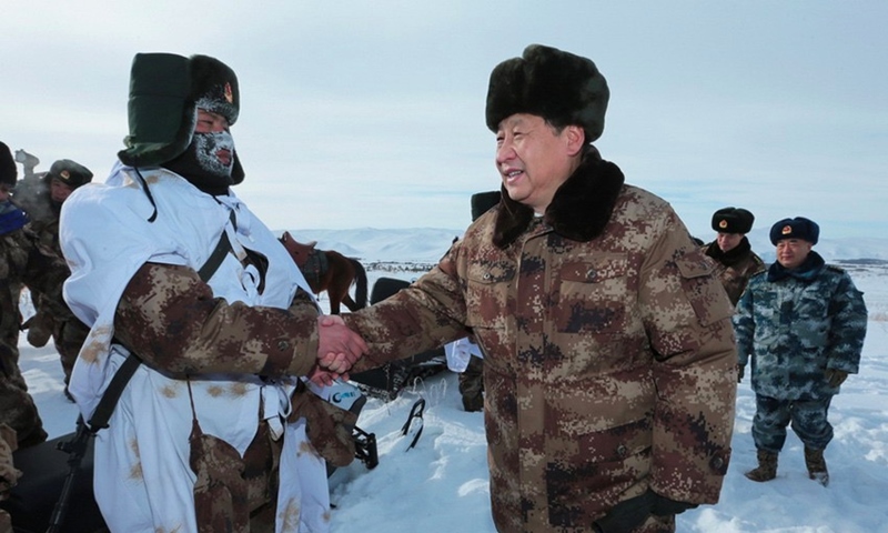 2014年1月26日，習(xí)近平總書記春節(jié)前夕冒嚴(yán)寒踏冰雪慰問邊防官兵。