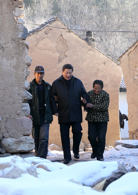 2012年12月30日，習(xí)近平總書記來到地處深山的河北阜平駱駝灣村，走進(jìn)困難群眾唐宗秀家慰問看望。