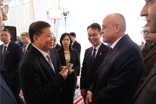 李永明同埃及住房部副部長會談交流。主辦方供圖