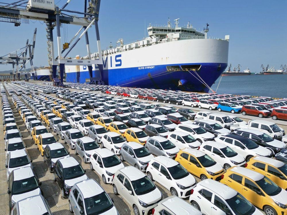 △2023年7月5日，大批出口商品車集結(jié)山東煙臺港準(zhǔn)備通過汽車滾裝船發(fā)運。