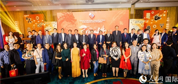 出席駐菲律賓使館2024年新年媒體沙龍部分嘉賓代表合影。人民網(wǎng)記者樊帆 攝