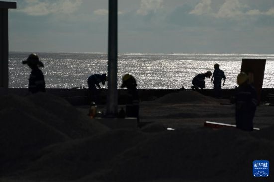1月18日，工作人員在瑙魯艾沃港碼頭升級改造項目工地工作。新華社記者 王申 攝
