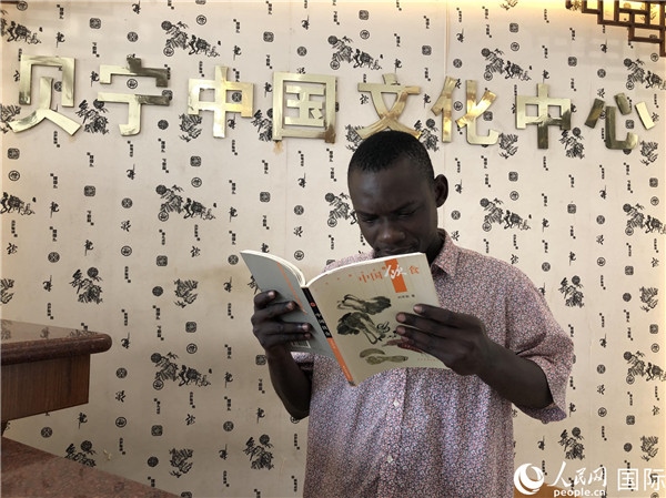 貝寧人在文化中心閱讀中國圖書。人民網(wǎng)記者 黃培昭攝