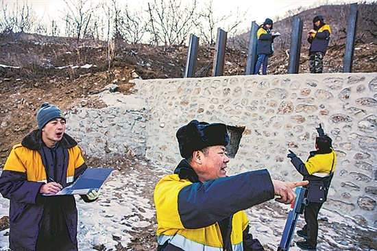 1月15日，門(mén)頭溝區(qū)妙峰山鎮(zhèn)，來(lái)自中國(guó)鐵路北京局的單秀松（左二）與同事正在鐵路線(xiàn)上進(jìn)行防洪隱患排查工作。