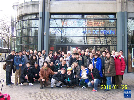 這是2010年帕特里克·索米耶（后排中央）與來法演出的北京戲曲藝術(shù)職業(yè)學(xué)院表演團(tuán)隊(duì)在法國(guó)博比尼MC93劇院門前合影的資料照片。新華社發(fā)（受訪對(duì)象供圖）