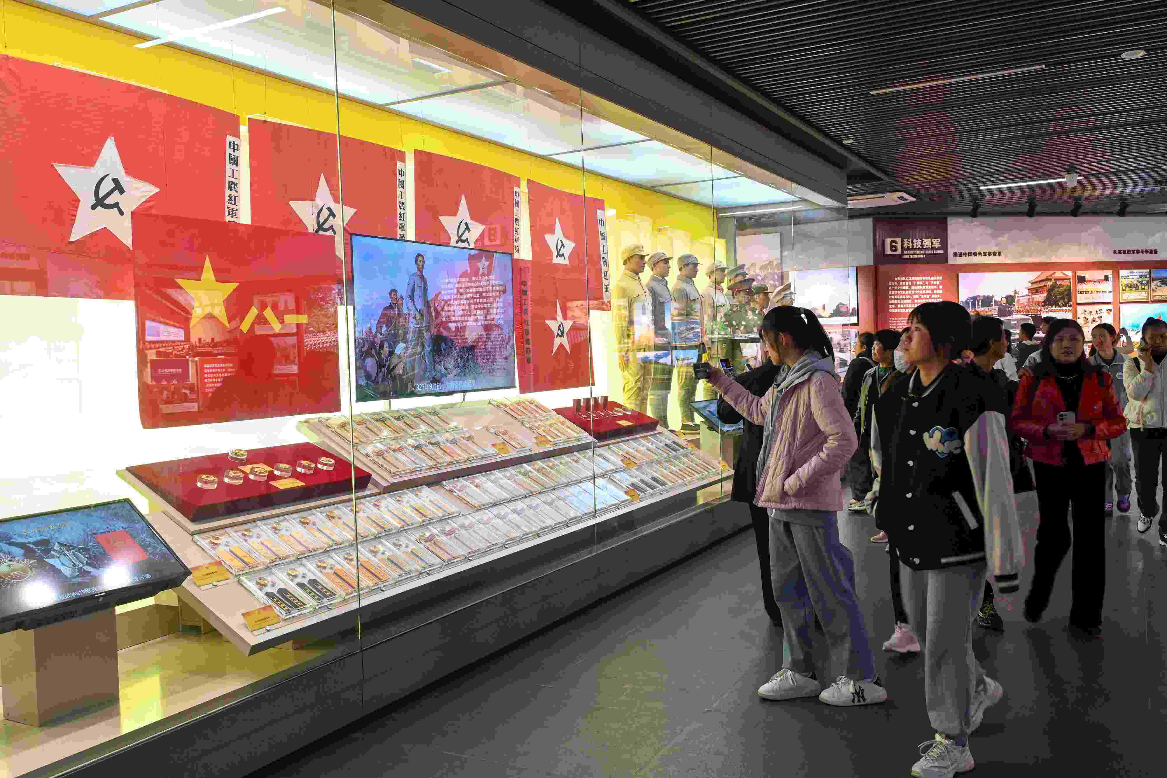 2023年11月15日，游客游覽參觀南昌八一起義紀(jì)念館，感受體驗(yàn)紅色文化的教育。