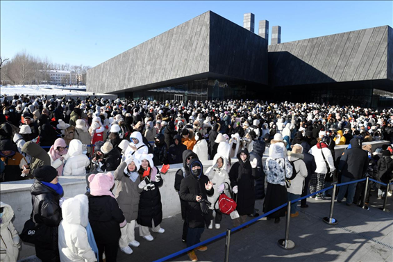 2024年1月15日，哈爾濱，侵華日軍第七三一部隊(duì)罪證陳列館門(mén)口排隊(duì)的游客整齊有序。