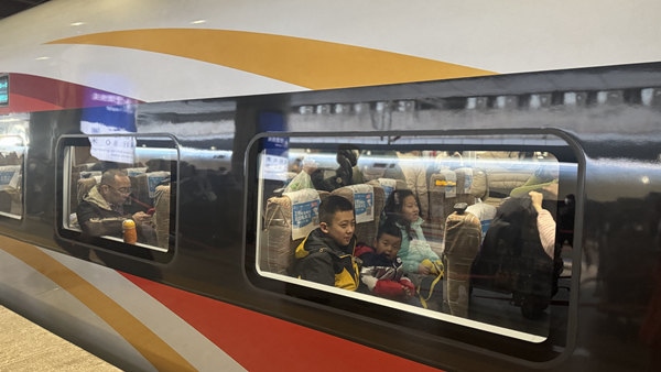 旅客乘坐高鐵列車。中國鐵路北京局供圖