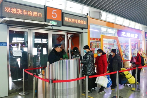 哈西公路客運站內(nèi)旅客檢票排隊上車。黑龍江省交通運輸廳供圖