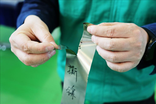 0.05毫米“手撕鎳”。 李羊攝
