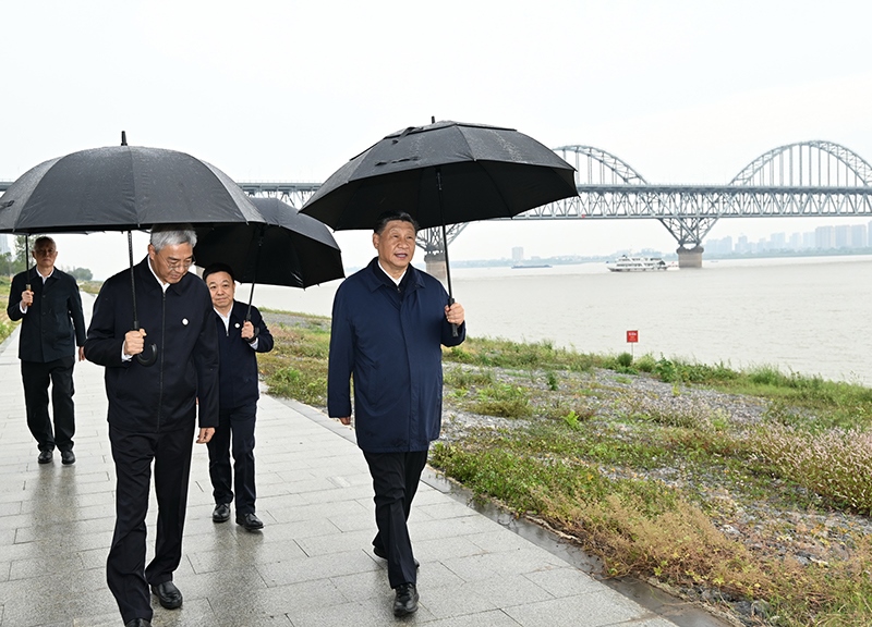 2023年10月10日，習(xí)近平總書記在江西省九江市長江國家文化公園九江城區(qū)段考察時，冒雨沿江堤步行察看沿岸風(fēng)貌。