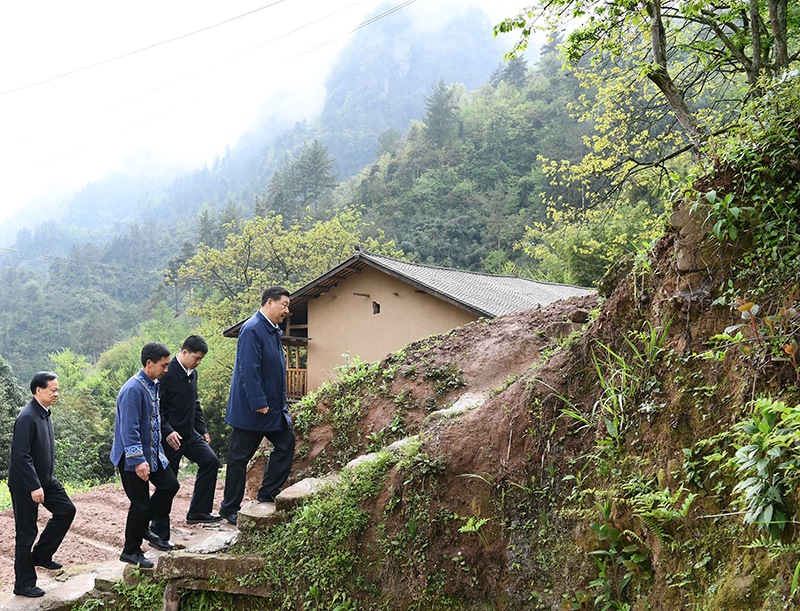 2019年4月15日，在重慶石柱土家族自治縣中益鄉(xiāng)華溪村，習(xí)近平總書記踏著濕滑的石階登上陡坡，前往貧困戶譚登周家看望。